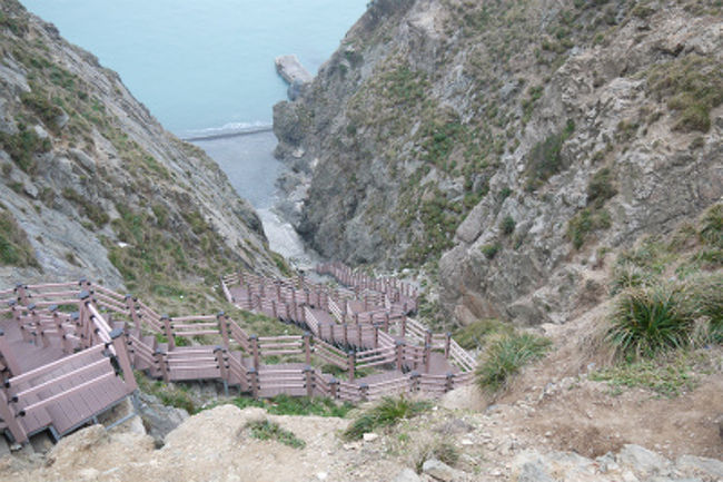 韓国の最西南端である可居島（カゴド）で年越しをしようと考えたものの<br />ガイドブックにも観光サイトにも可居島の情報はほとんどなかった。<br /><br />周囲の韓国好きに聞いても誰一人知る人がいなかった可居島。<br />韓国人友達でさえ、知ってる人がいなかった。<br /><br />木浦から行ける離れ島で紅島（ホンド）という美しい島がある。<br />最初は紅島に行こうと思っていろいろ調べていたが<br />紅島より更に遠い所に韓国最西南端の地である可居島という島があることを知ってしまったため計画変更となったｗ<br /><br />渡航前日に木浦の観光案内所でより詳細な情報集めをし、万全の態勢で可居島へ。<br /><br />韓国最西南端で2011年最後の日没を見て、2012年の初日の出を見るという目論見は達成なるか？！