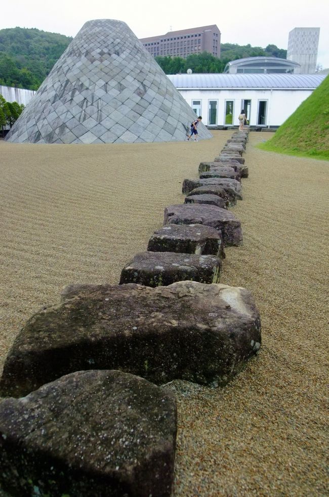 9月の三連休の一日、播磨科学公園都市へ両親、子どもたちと一緒に訪れた。<br />播磨科学公園都市は建築家の磯崎新氏、安藤忠雄氏、渡辺真理氏、そしてランドスケープアーキテクトのピーター・ウォーカー氏により<br />都市全体が自然環境を守りつつデザインされているとのこと。<br /><br />先端科学技術支援センター、播磨高原東小学校、中学校、スプリングテクチャー播磨、そして大型放射光施設Spring-8を見学し最後に兵庫環境体験館へ訪れた。<br />更に佐用平福へ向かい、町並み散策の後は名物ホルモン焼きうどんで締めくくった盛りだくさんな一日。