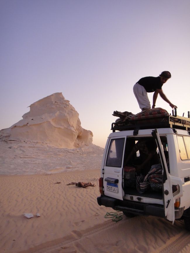 カイロから2泊3日のツアーで、バスレイヤ・オアシスへ。<br />実は今回の旅で、この砂漠ツアーがピラミッドの次に楽しみだったんです。<br />世界一周していた友達から「白砂漠、超良かったよ」って勧められていたので、とっても期待して行って来ました！<br />砂漠のど真ん中で寝袋にくるまって、満月の下アラビアンナイトを体験してきました。<br />いよいよ旅の終盤。<br />長かったエジプト旅行記もこれが最後です。<br /><br /><br />≪日程≫<br />2011年　10月　<br />○8日　アスワン到着<br />○9日　アブシンベル観光とアスワン観光<br />○10日　アスワンからルクソールへ移動<br />　　　　ルクソール東岸ツアー<br />○11日　ルクソール西岸ツアー<br />○12日　気球ツアー<br />　　　　カイロへ移動<br />　　　　エジプト考古学博物館<br />○13日　ギザの3大ピラミッド<br />　　　　ダフシュール・赤のピラミッド<br />●14日　バフレイヤ・オアシスツアー出発<br />　　　　白砂漠<br />●15日　黒砂漠、鉱泉、クリスタル・マウンテン、温泉<br />●16日　カイロへ移動<br />　　　　夜　カイロ出発<br />