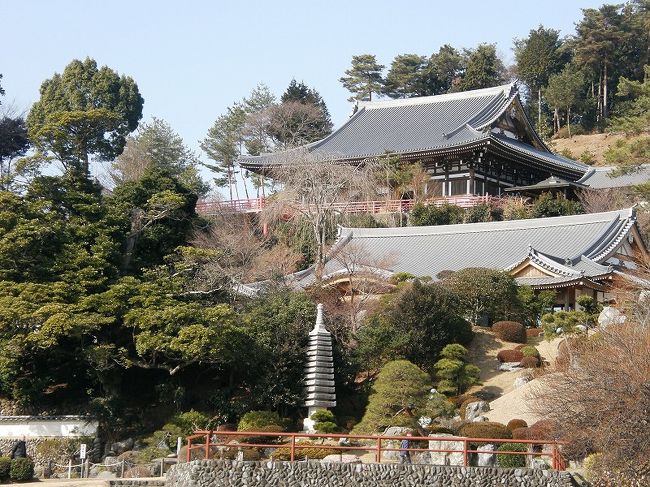 恒例の山の会の総会が新年会を兼ねて奥武蔵あじさい館で実施しました。<br /><br />自然に囲まれた静かな佇まいに・・<br />今年一年の山行計画を決めながら、ゆっくり温泉に入り　会員みんなが配偶者同伴で集う唯一の我が会のイベントです。<br /><br />翌日は高麗郷を参加者全員で歩きました。<br />巾着田→旧道に入り→高句麗人の住居跡→聖天院勝楽寺→高麗神社→巾着田を歩きました。