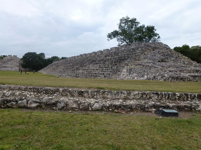 メキシコ旅行の行程は<br />成田空港→メキシコシティ乗り換え経由カンクン→トゥルム遺跡<br />→チチェンイツァ→ウシュマル→カンペチェ→パレンケ<br />→ポジャエルモサ経由メキシコシティ3泊して<br />テオティワカン・クエルナバカ・タスコとメキシコシティ市内観光をしました。<br />メキシコシティ→ティファナ経由成田空港<br /><br /><br />メキシコ旅行も中盤です。　<br />ユカタン半島ではこれほどまでに豊富な遺跡に会えて毎日が感激です。<br /><br />カンペチェはスペイン人によって最初に造られた要塞都市です。<br />城門の一部や砦がそのまま残り、植民地時代の面影を残しています。<br /><br />エズナは　イツァー族の家という意味で紀元前300年頃から15世紀まで存在していました。