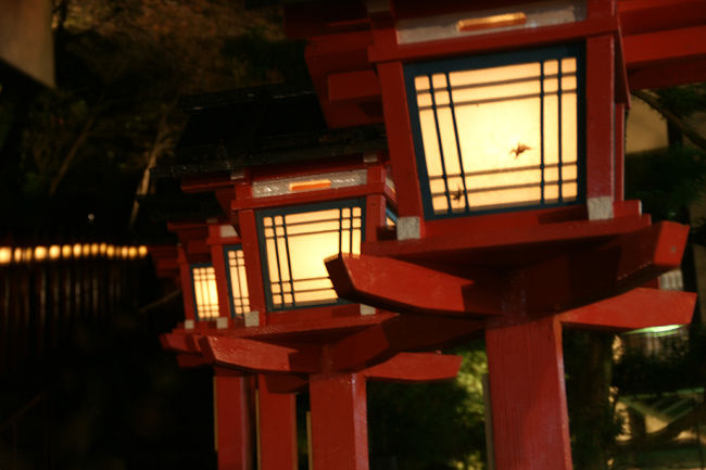 紅葉の時期に京都。<br />人が多いので、絶対に避けたいものの、せっかく関西に住んでいるのだから、夜間拝観で寺院を訪ねるのもいいかと思い、貴船に行ってきました。<br />山の天気は変わりやすいもの、貴船に着いたときは星も出ていたのですが、途中雨にも降られました。