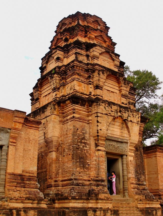 プラサットクラヴァン (Prasat Kravan): 937年ハルシャバルマン1世によって建設されたヒンズー経の寺院。5棟の祠堂が横一列に並んでいます。神殿は門扉と枠が石造りで、門の枠と壁面にレリーフが描かれています。( http://homepage1.nifty.com/Cafe_Saigon/cambodia/angkorthom.htmより引用)プラサットクラヴァン道路沿いの右側に見える小規模な遺跡です。フランス極東学院により修復済みで保存状態は良好です。塔内部の浮き彫りは力強く必見です。 現在の入り口は西側からになりますが、本来は東側が正面です。レンガ造りで、基壇上に南北に5つの塔が並んでいます。遺跡の周囲を囲むように堀のような池もありました。外壁には目立った彫刻はありませんが、中央塔の内部壁面に大きなヴィシュヌ神像が彫られ、また北端の塔にもラクシュミー(女神)像が彫られています。こうした彫刻からヒンドゥー教寺院であることがわかります。 ( http://www.geocities.jp/rain_or_wind/visit/pk2.html より引用)(http://www.pluto.dti.ne.jp/tsuku/AngkorTemples/page10.htmlスラスランは王のための沐浴池である。バンテアイクディの東に位置しており、東西700メートル、南北350メートルの大きさを持つ。周囲には石段が設けられており、西側には砂岩のテラスがある。 ( http://www.angkor-ruins.com/ruins/srahsrang/srahsrang.htm より引用)アンコール遺跡群については・・http://ww21.tiki.ne.jp/~access/cambodia/index.html【Crystalheart】優雅なアンコールワットと美しきベトナム9日間4日目 1月24日(火) 08:00 ホテル発午前:≪世界遺産アンコール遺跡群観光≫○プラサットクラヴァン、○スラスラン デヴァター彫刻で有名な○バンテアイ・スレイ、☆アンコールクッキー店にてショッピング(約20分)昼食は、クメール料理。 昼食後、ホテルにて小休憩。休憩後、≪◎アンコールワット観光≫(約2時間30分)第一、第二回廊のレリーフをじっくり観光します。その後、○プレ・ループ遺跡からの夕日観賞へ。夕食は、伝統舞踊アプサラダンスを鑑賞しながら、ビュッフェを。20:45 ホテル着【宿泊地:シェムリアップ泊】 ル メリディアン アンコール