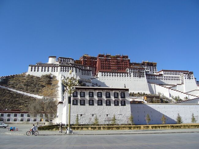 インドのダージリンには亡命チベット人の経営するレストランがあります。<br />その油染みた壁にはポタラ宮殿とダライラマ猊下の写真が掲げてあります。<br />話を聞くとラサもポタラ宮殿も素晴らしい所だと、でも我々は行けないと。<br />チベットから山を越えてインドに亡命してきたそうで、<br />その時に我が子が銃で撃たれて死んだと。<br />懐かしさと悲しみが伝わってきました。<br />それから彼らの望郷の地チベットに行ってみたいと思うようになりました。<br /><br />3.18 CA164 KIX PVG 0900 1030<br />　　 CA4504 PVG CTU 1315 1635<br />3.21 TV9855 CTU LXA 0730 0930<br />4.3   TV9804 LXA CTU 1435 1620<br />4.5   CA1948 CTU PVG 1155 1435<br />4.8   CA163 PVG KIX 1700 2000<br />