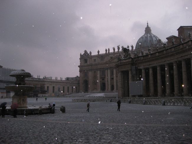 仕事が一段落したということで、<br />お休みをいただいて３泊５日でイタリア旅行へ。<br /><br />キャリアは、値段重視で探したところ、<br />往路はオーストリア航空（ＯＳ）、<br />復路は中国国際航空（ＣＡ）。<br /><br />主な旅程は以下のとおりです。<br />【2012/02/01】<br />　成田 → ウィーン → ミラノ<br />【2012/02/02】<br />　ミラノ → フィレンツェ<br />【2012/02/03】<br />　フィレンツェ → ★バチカン、ローマ<br />【2012/02/04】<br />　ローマ →<br />【2012/02/05】<br />　北京 → 羽田<br /><br /><br />ミラノ → フィレンツェと堪能して、<br />ユーロスター・イタリアでローマへ。<br /><br />ローマ・テルミニ駅には、予定より１時間遅れで到着。<br />その原因は、26年振りに本格的にローマに降った雪！<br />当然、バチカンにも雪が降り積もりました。<br /><br />雪化粧のサン・ピエトロ大聖堂、きれいだったなぁ。