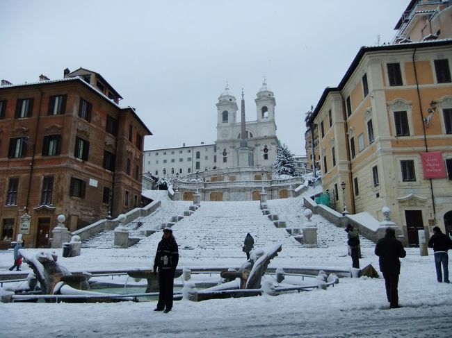 前回あまりゆっくり出来なかったローマで休日を過ごすべく出発しました。<br />寒いこの時期お目当ては美術館です。<br />それが、思わぬ寒波で27年ぶりの雪に…<br />ひと味違う雪のローマを楽しんできました。