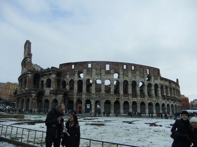 前回あまりゆっくり出来なかったローマで休日を過ごすべく出発しました。<br />寒いこの時期お目当ては美術館です。<br />それが、思わぬ寒波で27年ぶりの雪に…<br />ひと味違う雪のローマを楽しんできました。<br /><br />すべての施設を閉鎖してしまったローマ。<br />そこで教会巡りを始めました。