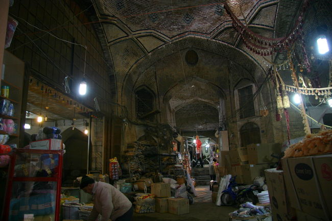 この時期のイランの北部地域は想像以上に寒かった。<br />成田空港でダウンジャケット、手袋、ヒートテックタイツを買っていって正解。<br />が、到着日のカズビーン観光、そしてラシュト到着まではそれらを装備して<br />いなかったので、何度寒さに負けそうになったことか。<br /><br />テヘランに到着したらタクシーで西バスターミナルに向かう。<br />バスでカズヴィーンへ行くのだが、チケット売り場&乗り場がよくわからない。<br />よくよく聞いてみると、端っこの方にぽつんとある乗り場がそうだった。<br />しかもチケットはバス内で払うシステムとのこと。<br />テヘランから近距離のバスなためか他の長距離バスと扱いが違うらしい。<br /><br />カズヴィーンは中東でよく見かける屋根付きバザールの屋根が素晴らしいとのことで、<br />それを見るために途中寄ってみた。<br />昔ながらの屋根があるのはバザールの一部であったが、趣があるという点ではまあまあかな。