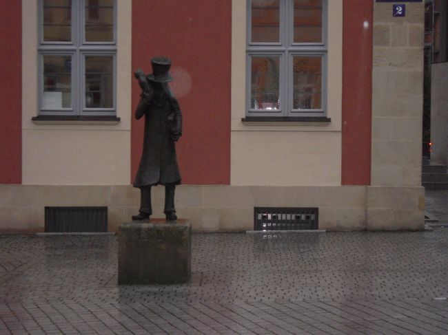 ドイツ最終日。<br /><br />今日は世界遺産のバンベルク、<br />そのあと、ヴュルツブルク、<br />そして、フランクフルトへむかいます。<br /><br />外はあいにくの雨！<br />でも、気にしない、気にしない！<br /><br />写真は「E.T.A.ホフマン劇場」前の<br />ホフマンの像。<br /><br />雨にぬれて、ちょっぴりアンニュイですね～。