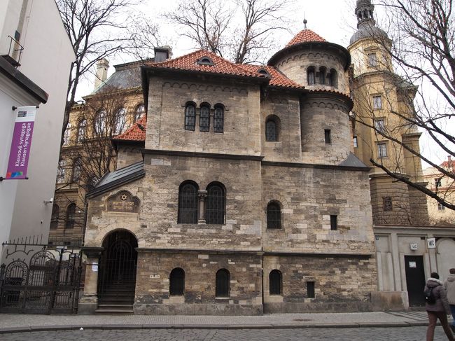 プラハの旧市庁舎広場の北側はかつてのユダヤ人地区です。<br />現在は高級ブランドショップ街でアールヌーボなどの建物が建っています。<br />また、いくつかのシナゴーグ（集会所）があります。