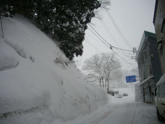 2012年、初お出かけ。<br />ずっと「どっか行こう」と話していたんだけど、なかなか日程も場所も決まらない。<br />日程が決まったのは２週間くらい前。<br />それなのに行き先が決まらずに悩む日々。<br />新潟県内にするか隣県にするか。<br />んー悩んだ結果、今回は、雪の多い年に、雪の多い地域に行って、雪見温泉。に決定。<br />ココ松之山温泉は、日本三大薬湯。<br />連日、テレビのニュースで新潟の津南町が写るけど、雪、大丈夫かな？と少々不安もあったけど、行きたい気持ちにブレーキは効かないから行ってきちゃいました。<br /><br />もの凄い雪の壁が高かった〜<br />途中で車を停めることもできないから、雪の壁の写真はないんだけど。<br /><br />温泉でまったり週末でした。<br /><br />松之山。<br />今度は違う季節に行って、近くを散策してみたいなぁ・・