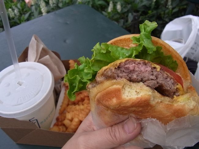 2011年ＧＷの旅行中に食べたものを紹介しま〜す。<br />珍しいものはないけど・・・（＾＾；<br /><br /><br />まずはマディソンスクエアパークにあるShake ShackのShackバーガー。<br />あちこちのハンバーガーを食べていますが、大きさ・味ともにThe Best Burger in NYだと思っています。