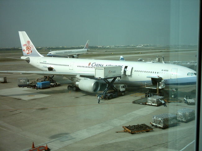2006年10月にブータンへ旅をしてきた帰りに、バンコクへ寄り道をしたことを旅行記に書かせて頂きます。<br />バンコク市内でのグルメ観光や、帰りのチャイナエアラインの機内の様子などを書いています。<br /><br />どうぞご覧下さい。<br /><br />【旅行行程】<br />・10月7日(土)<br />東京成田16:25発CI101搭乗→台北にてCI65に乗り継ぎ→深夜1:05バンコク着、バンコク・スワンナプーム国際空港にてトランジットステイ<br /><br />・10月8日(日)<br />バンコク5:50発KB121搭乗→インドカルカッタ経由、ブータンパロへ<br />パロから、ブータンの首都ティンプーで行われている日曜市場を見学→ドチュ・ラ峠→プナカ郊外にあるサンドペルリ・ゲストハウスにて宿泊<br /><br />・10月9日(月)<br />プナカ→ワンデュ･ボタン→ペレ・ラ峠→トンサ・ゾン見学→ヨトン・ラ峠→ブムタン地方ジャカルにあるミファム・ゲストハウスに宿泊<br /><br />・10月10日(火)<br />ブムタン観光<br /><br />・10月11日(水)<br />ブムタン→ヨドン・ラ峠→トンサ→ペレ・ラ峠→プナカ→ドチュ・ラ峠→ティンプーホテル・ペリンにて宿泊<br /><br />・10月12日(木)<br />ティンプー市内観光<br /><br />・10月13日(金)<br />ティンプー→パロ<br />タクツァン僧院見学、民家泊(ブータン式露天風呂体験)<br /><br />・10月14日(土)<br />パロ10:15発KB120搭乗→インドカルカッタ経由→バンコク着<br />バンコク市内観光、バンコクファーストハウス宿泊<br /><br />10月15日(日)<br />バンコク8:25発CI66搭乗→台北にてCI104に搭乗→東京成田着18:25<br /><br />【利用航空会社】<br />・東京〜バンコク<br />チャイナエアライン⇒チンタイトラベル新橋店にて購入<br />Druk Air(ロイヤルブータン航空)⇒シデ・ブータンにて購入<br /><br />【利用旅行会社など】<br />・シデ･ブータン(２日目から８日目まで)<br />宿泊から日本語ガイド、車の手配まで全て依頼しました。<br /><br />・アップルワールド<br />ホワイトハウス宿泊手配に利用しました。１泊3,000円でした。<br /><br /><br /><br />※ちなみに写真はチャイナエアラインA330-300型です。台北から東京へはこちらの機材で帰りました。