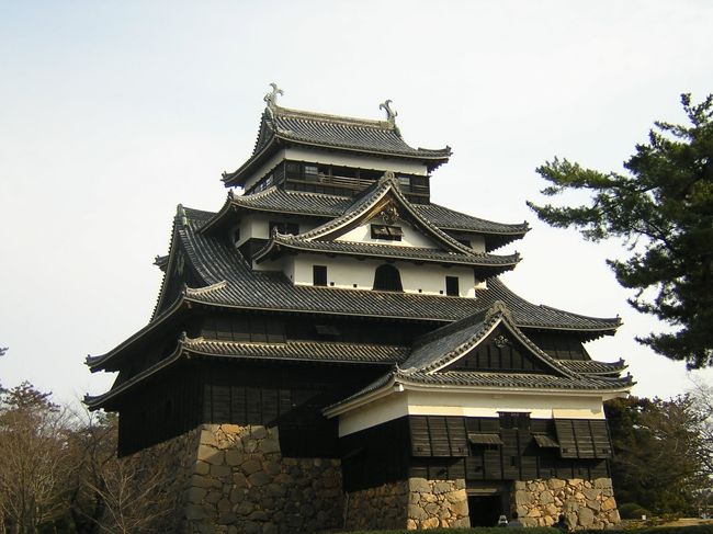 　松江城は堀尾吉晴公が築城し、慶長16年（1611年）に竣工したが、その数カ月前に吉晴公は死去した。天守閣は吉晴公苦心の寄木柱の建物であり、珍しいものだろう。<br />　松江城山公園管理事務所が運営している「松江城ホームページ」には、「松江のシンボル松江城は、全国で現存する１２天守のうちのひとつで、国指定の重要文化財です。唯一の正統天守閣ともいわれております。誇れる松江城、どうぞお楽しみください。」とある。唯一の正統天守閣という意味は理解できないが、国の重要文化財として指定されている現存12天守の中では際立っている。<br />　2007年に松江城に行ったら、市の観光課の職員が大国主尊のケータイストラップを配っていた。この職員に、出雲観光の目玉として松江城の国宝指定に向けた活動をすべきだと強く進言した。その甲斐あってかどうかは不明であるが、最近では市を挙げて取り組んでいる。世界遺産を目指す地方行政府が多い中で、（世界遺産登録件数と同数程度の件数がある）国宝指定を目指す松江市の活動を応援したいものだ。島根県（松江市）では神魂神社社殿や銅剣、銅鉾、銅鐸が国宝となっているが集客効果は少ないだろう。ちなみに、石見銀山、出雲大社、松江城が島根観光の3本柱になったら活性化することだろう。<br />　松江城も、櫓3棟（太鼓櫓、中櫓、南櫓）が平成13年（2001年）になって復元され、お堀もしっかりと残っており、近世の城郭らしさが出てきた。<br />（注）．2015年5月15日に松江城を国宝に指定するよう答申があった。<br />（表紙写真は松江城天守閣）