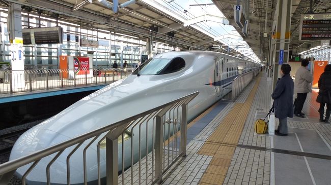福岡（博多）に帰る際に、新幹線のぞみの自由席に、京都〜新大阪間で乗りました。<br /><br />博多へは、博多行きののぞみに乗れば１本で帰られますが、新大阪〜博多間は、鹿児島中央駅行きの”さくら”を予約していたのです。<br /><br />スピード的には、のぞみも早いので問題ないのですが、”さくら”や、”みずほ”に使われる、九州新幹線乗り入れ車両は、のぞみと同じＮ７００系ですが、車内設備（シート）が良いのです。<br />（ちなみに、ＪＲ西日本の”ひかりレールスター”の指定席も、２−２配列の座席です。）<br /><br />のぞみだと、普通席だと、２−３配列の座席ですが、九州新幹線乗り入れ車両は、２−２配列で、在来線特急のグリーン車並みの座席なのです。<br /><br />たかが、２時間３０分程ですのでこだわっても仕方ないのかも知れませんが、同じ料金なら、良い席に座りたいと思いました。<br /><br />当初は、京都〜新大阪間は、新快速で移動するつもりでいたのですが、在来線との乗り換えも面倒だったし、新幹線の場合は、隣の駅までの自由席特急料金は、８４０円なので、この自由席を利用しました。<br /><br />僅か１３分間の乗車時間ですが、ほんの一部区間とは言え、東海道新幹線に乗ったのは、かなり久し振りでした。
