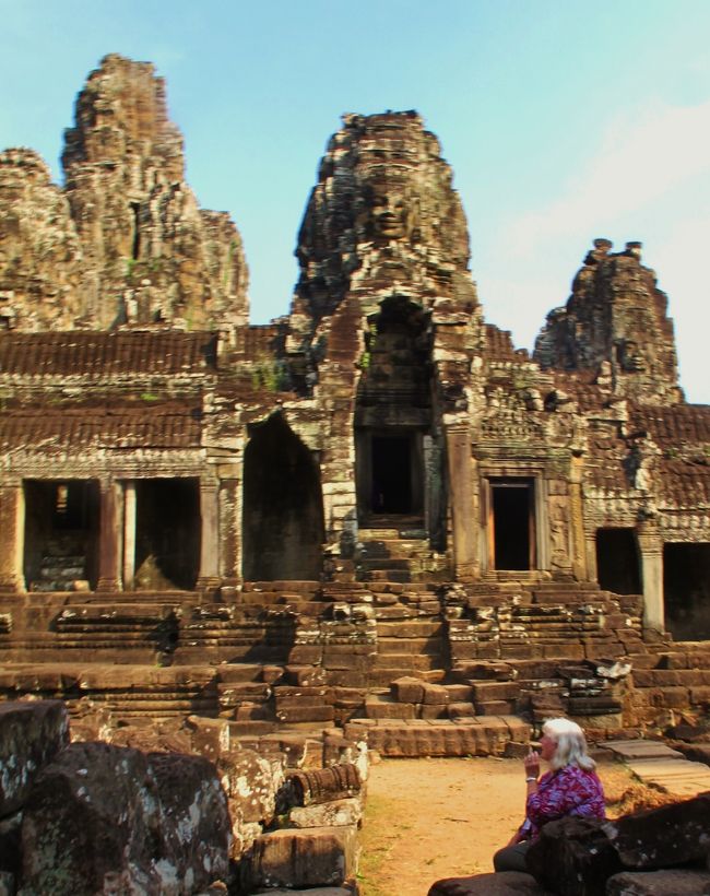 アンコール・トム (Angkor Thom) は、アンコール遺跡の1つでアンコール・ワット寺院の北に位置する城砦都市遺跡。<br />12世紀後半、ジャヤーヴァルマン7世により建設されたといわれている。周囲の遺跡とともに世界遺産に登録されている。<br /><br />アンコールは、サンスクリット語のナガラ（都市）からでた言葉。またトムは、クメール語で「大きい」という意味。<br /><br />アンコール・トムは一辺3kmの堀と、ラテライトで作られた8mの高さの城壁で囲まれている。外部とは南大門、北大門、西大門、死者の門、勝利の門の5つの城門でつながっている。各城門は塔になっていて、東西南北の四面に観世音菩薩の彫刻が施されている。また門から堀を結ぶ橋の欄干には乳海攪拌を模したナーガになっている。またこのナーガを引っ張るアスラ（阿修羅）と神々の像がある。<br /><br />アンコール・トムの中央に、バイヨン (Bayon) がある。その周囲にも象のテラスやライ王のテラス、プレア・ピトゥなどの遺跡も残っている。<br />（フリー百科事典:ウィキペディア (Wikipedia)」より引用）<br /><br />アンコールトムについては・・<br />http://www.angkorwat.jp/angkorthom.html<br />http://www.angkor-ruins.com/ruins/angkorthom/angkorthom.htm<br />http://www.dcn.ne.jp/~ogawa/angkor/angkorthom.htm<br />http://ww21.tiki.ne.jp/~access/cambodia/kankou_main_n.html<br /><br />【Crystalheart】優雅なアンコールワットと美しきベトナム９日間<br />5日目　　　1月25日（水）<br /> 早朝：アンコールワットでの朝日観賞。<br />午前：≪アンコールトム観光≫（約２時間）<br />○南大門、○バイヨン、○バプーオン、○ピミヤナカス、○ライ王のテラス　○象のテラス、<br />その後、ガジュマルが遺跡を覆う光景で有名な○タ・プロム観光。<br />昼食は、創作クメール料理。　　昼食後、ホテルにて小休憩。<br />休憩後、アンコール遺跡群最古の≪ロリュオス遺跡観光≫<br />○プリアコー、○バコン、○ロレイ　<br />☆民芸品店にてショッピング（約４０分）<br />夕食は、「ソフィテルアンコール」でフランス料理のコースディナー。<br />20:15　ホテル着<br />【宿泊地：シェムリアップ泊】　ル　メリディアン　アンコール<br />