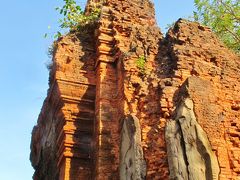 カンボジア18　ロリュオス遺跡群＊ロレイを訪ねて　☆大貯水池跡の中央に