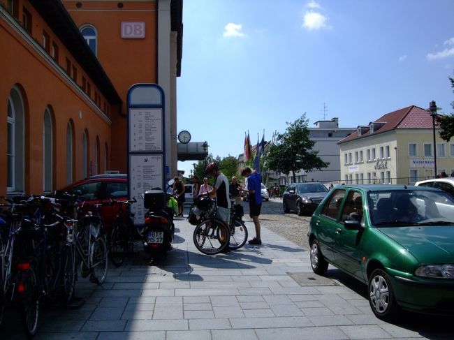 1日目、2日目ウィーン到着からパッサウ到着まで。<br /><br />ドナウ川沿いのサイクリングロードを女自転車ひとり旅してきました。<br />ドイツとオーストリアの国境近くの町パッサウからウィーンまでのサイクリング旅行記です。<br /><br />使用したのは、５泊６日のパッサウ⇒ウィーン自転車パック旅行。<br />ネットで事前に申し込みをしておきました。<br />自転車と宿がパックになっていて、荷物は毎日車で運んでくれます。<br /><br />自転車旅行の経験なし。乗ったことがあるのはママチャリだけ。<br />同年代のアラサー女性よりはるかに体力がないことは間違いない私でも楽しく自転車で走りきることができました。<br /><br /><br />[日程]<br />７月30日　ウィーン到着<br />7月31日　ウィーン⇒パッサウ（鉄道移動）<br />8月1日　パッサウ⇒リンツ（船、自転車）<br />8月2日　リンツ⇒Bad Kreuzen　（電車、自転車）<br />8月3日　Bad Kreuzen⇒ペヒラルンPochlarn　（自転車）<br />8月4日　ペヒラルンPochlarn ⇒ クレムス（船、自転車）<br />8月5日　クレムス⇒ ウィーン（電車、自転車）<br />８月６日　ウィーン郊外 バーデンへ （電車）<br />８月７日 ウィーンから帰国