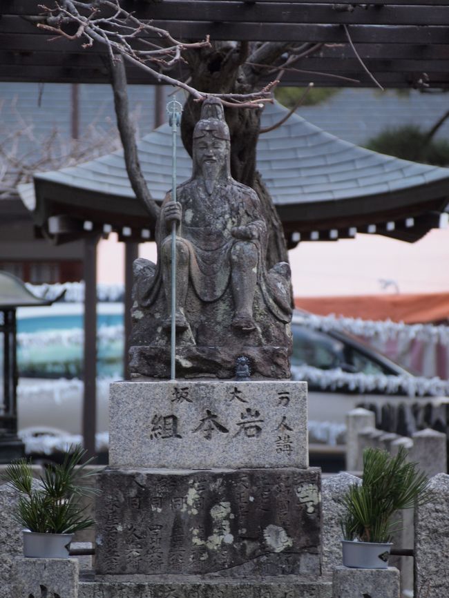 大阪・藤井寺にある葛井寺と道明寺には国宝の仏像が祀られており、毎月１８日（道明寺は２５日も）に公開されます。<br /><br />４トラの初投稿はちょうど２年半まえの８月１８日、同じテーマでの藤井寺の散策でした。<br /><br />最近、仏像の本を読んでいるのですが、そこにでてくる葛井寺の千手観音菩薩、どうしてもお会いしたくなり、出かけることにしました。<br /><br />そして、葛井寺の近くには辛國神社（からくにじんじゃ）という、延喜式にも記載のある古い歴史を持つ神社があります。<br /><br />もちろん道明寺の国宝十一面観音立像にもお会いします。<br /><br />そして、道明寺のとなりにある道明寺天満宮は梅祭りが行われており、その期間中の土日には菅原道真にかかわる国宝六点のある宝物館も開かれています。<br /><br />梅祭りの梅は、新聞の梅だよりによれば咲き始めとのことで、梅の花も楽しめるかも知れません。<br /><br />そしてこちらは羽曳野市になりますが、近くにある中之太子と呼ばれている野中寺（やちゅうじ）の秘仏、小さな飛鳥時代の仏さま「弥勒菩薩半跏像（重文）」が、同じ１８日に公開されています。<br /><br />藤井寺市と羽曳野市の境界にあるこのエリア、秘宝秘仏が密集しており、そしてこの日それらをいっぺんに見ることができます。<br /><br />【写真は、葛井寺の境内にある役行者像です。】