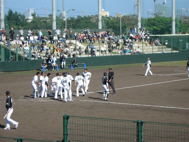 2月はプロ野球キャンプの季節。沖縄と南九州の各地で、12球団の選手たちがペナントレースに向け始動します。<br /><br />選手にとって鍛練と研鑽の場であるキャンプですが、ファンにとっては選手たちを近くから観察できるめったにない機会ということで、私の贔屓球団の一つである千葉ロッテマリーンズのキャンプを見学に行ってきました。<br /><br />ロッテのキャンプ地は石垣島、12球団で最も東京から遠い場所でのキャンプになります。