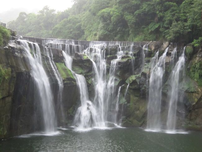 台北　2回目の旅行です。<br />1回目が楽しかったので<br />3ヵ月後にまた来ちゃいました。<br /><br />今回は3泊4日の午後発ツアーで行きました。<br />ツアーの値段は燃料込みで50000円です。<br />ホテルはリバビュータイペイ、西門町の近くです。<br /><br />今回は小旅行とグルメで旅費と合わせて7万円くらいです。<br /><br />小旅行中に<br />列車のチケットを間違って多く購入したとき<br />通りかかったカップルがチケットを買い取ってくれました。<br />ほんとに台湾の人はやさしいなあ。<br /><br />ということで今回2回目、2011年7月分を作成しました。<br />台北旅行は2回目ですが足りないところはまだたくさんあります。<br />それでも何かの参考になればと思い作成しました。<br />1回目の台湾旅行のブログでも書きましたが<br />ウェットティッシュは必須です！！！<br />現地でも売ってると思いますが<br />夜市などで必要になることが結構あります！<br /><br />7月14日　午後到着　阿宗線麺、迪化街、寧夏夜市<br />7月15日　龍山寺、烏来（ウーライ）、士林夜市<br />7月16日　十分、四川呉抄手<br />7月17日　早朝帰国<br />