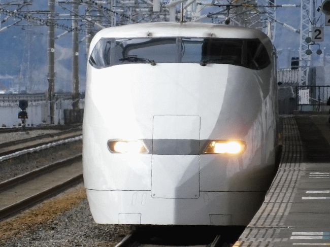 ■はじめに<br /> 話の初めから盛り下げるようなことを書いても仕様がないのだが、正直なところ、私は新幹線がそれほど好きではない。先へ先へと「移動させられている」感が否めないし、景色が綺麗であればいいのであるが、東海道新幹線は地味な都市部が多く、他の新幹線は田舎に行くにつれてトンネルばかりになってしまう。<br /> そういう状態であるから、新幹線が開通してもわざわざ乗りに行くことはしないし(九州新幹線の新開業部分も未着手のまま)、新しい車両が出来たからといって見に行くこともしない。<br /> しかし、旧いものが消えていくとなれば、少しく事情は変わってくる。新しいものは時機が合えばそのうち経験することができるが、消えてしまうものはそうはいかない。<br /> 今春の改正で、新幹線の100系と300系が消えることとなった。前者は新幹線を代表する0系(2008年に廃止)の跡を継いだものであり、全盛期には二階建て車両の食堂車などを組み込んだ豪華な編成であったが、今は山陽新幹線の「こだま」として短編成で細々と残っているのみである。後者は初代「のぞみ」を代表する車両であり、登場してまだ20年しか経っていないが、諸々の事情(余所様のサイトやウィキペディアなどをご参照ください)で消え去ることになったのである。<br /> あまり親しくない友人でも、死に際の挨拶くらいはきちんとするだろう(よろしくない譬えであるが)。よって、少しだけ乗りに行ってみることにした。例によって例のごとく(このことは何回も書いているが)、廃止直前は「ご専門」の方で殺伐としてしまうため、廃止1か月前に訪問することに決めた。<br /> 300系はいくらか選択肢が残されていたが、100系に関しては片手で数えられるだけ(休日に限っては3本だけ)しかない。しかも、明るい時間帯に走るのは岡山発6時29分の「こだま725」号だけである。これに乗るためには岡山市内に宿泊する必要があるため、旅程の組み方には難儀した。しかも日曜日に所用があるため、土曜の朝にこの列車に乗られるように組まなければならない。<br /> 最悪、金曜の夜の新幹線で移動して夜中に岡山に着くことも考えたが、なんとか仕事をやりくりして有給を取り、金曜日はまったりと岡山近郊の観光をすることにした。さらに、新幹線だけでは味気ないため、岡山県の私鉄を訪ね、さらにはB級グルメ含ませることとした。<br /><br />@新倉敷に入線する300系