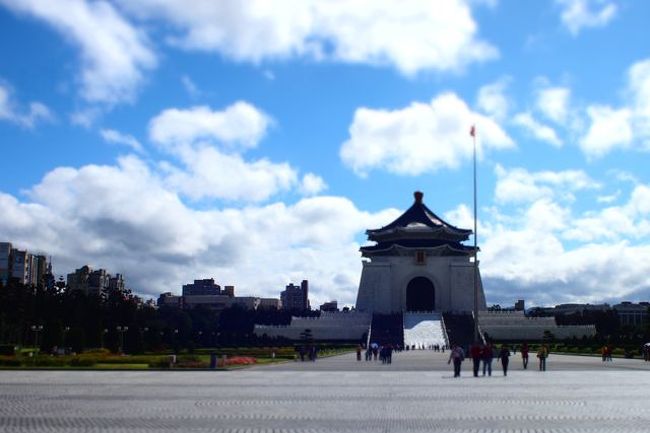 旧正月に行われる平渓のランタン揚げに行きたいと思いつつ数年。<br />今年こそ、と思ったものの、どの日もどうしても都合が合わなかったため<br />鹿港のランタンフェスティバルに行ってきました。<br /><br />そして、4度目となる台湾ですが<br />今まで『台北といえば』的な<br />場所にあまり行ってなかったので<br />定番の場所にも(なるべく)行く様にしました。<br />その三日め。
