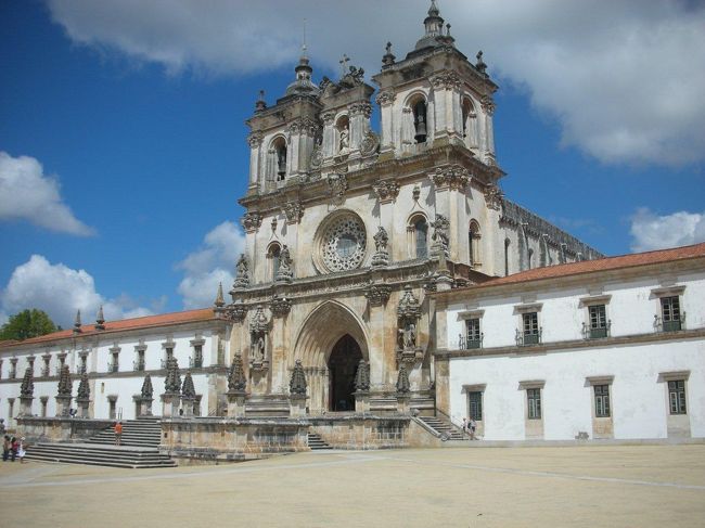 アルコバッサのサンタ・マリア修道院に行った。<br /><br />ポルトガルの世界遺産を巡るツアーだったが、修道院ばっかりだった。<br /><br />夏の一番暑い時期に行ったのだが、ポルトガルは湿気も少なく、気温もそれ程高くなくとても過ごし易かった。