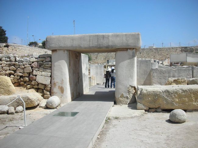 マルタ島とゴゾ島にある巨石神殿のうち、ゴゾ島のジュガンティーヤ神殿とマルタ島のタルシーン神殿を訪問した。<br /><br />表紙の写真はタルシーン神殿の入口。鳥居のようである。