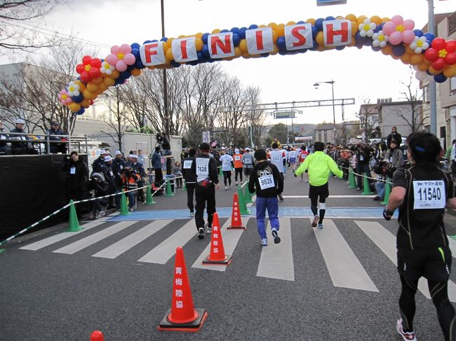 今年で4年連続ですが、今年も青梅マラソンに参加してきました。<br />青梅マラソンは今年で46回目になる老舗のランニング大会で10キロと30キロの２種目があります。<br />先に10キロコースが行われ、その終了を待って30キロコースがスタートします。そのうち30キロコースに参加しました。<br />スタートは11：30。制限時間は4時間。選手受付終了時刻は10：30です。会場でいただいた資料によると10キロに5千人、30キロに1万5千人が参加しています。奥多摩街道の青梅市役所前をスタートして青梅街道を走り30キロコースではJR青梅線の川井駅付近を折り返します。走路があまり広くないので走るペースがボリュームゾーンに位置するランナーだと、常に混雑を感じると云われますが、沿道の応援は暖かく、私設エイド（飲み物や食べ物の提供）が多く、とても人の心の温かさを感じさせてくれます。<br />毎度のことですが、ブログネタの写真を撮りながらののんびりランニングなので、制限時間ギリギリの崖っぷちでゴールしました。