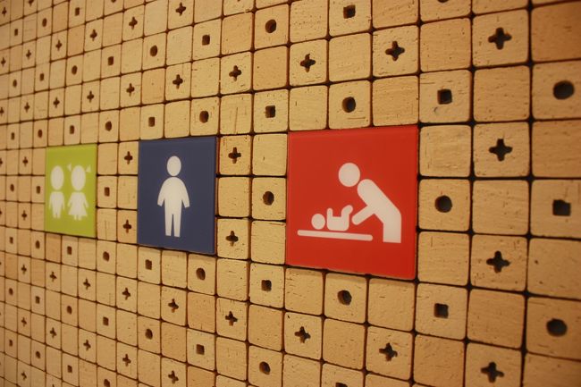 新しい博多駅ビル内のトイレをウォッチング！<br />子ども用トイレはどれもかわいらしく、男性トイレも斬新ものがあったが、ゴルゴに狙われていたらイチコロだ！