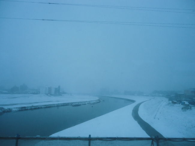 大雪の中の出発　高速道路下関〜八幡から基山通行止め基山.鳥栖〜長崎道<br />福岡県直方遠賀川