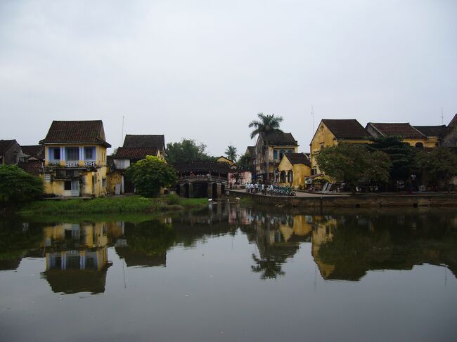 フエは、ベトナム中部の都市で、トゥアティエン・フエ省の省都で、<br />19世紀から20世紀にかけて存在していた阮朝の都に定められていました。<br />↓<br />ホイアンは、ダナンの南方30キロに位置し、<br />トゥボン川の河口に位置する古い港町は、<br />1999年に「ホイアンの古い町並み」として世界文化遺産に登録されています。<br />↓<br />ニャチャンは、ベトナム南部、海岸沿いのリゾート都市です。<br />↓<br />ホーチミンは、ベトナム社会主義共和国の南部に位置し、<br />同国最大の都市であり、市街中心部の旧称はサイゴンです。<br />↓<br />カンボジア・プノンペン<br /><br />各都市間の移動はシンカフェのツアーバスを利用しました。