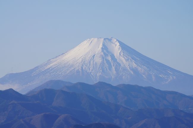 今年初めての登山　富士山がきれいに見えた。<br />本日は　和田峠から出発し　陣馬山　明王峠　鳥の道コースで景信山へ。　高尾山まで行きたいところだが　和田峠の駐車場に車を置いてきているので　景信山から同じ道を　もどった。午後2時の陣馬山からは　もう富士山はかすかにしか見えなかった。