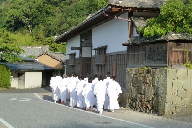 9月2日<br />　目が覚めると<br />　九州からの旅人が<br />　車中でなく<br />　夏掛け一枚で<br />　外のベンチで寝ていた。<br />　気持よさそうだ。<br /><br />  早朝の宍道湖を撮る<br />　水鳥がめにつく<br /><br />写真　出雲大社神楽殿から出てきた白装束の団体<br />