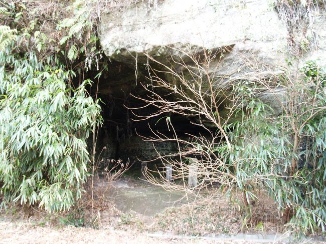 鎌倉市扇ヶ谷4にある伝阿仏尼墓の奥の御前谷にはやぐらがあり、中の墓石の1つが阿仏尼の墓だと伝えられていると英勝寺の住職(尼さん)から聞いた。<br /> 伝阿仏尼墓の並びにほとんど埋もれたかなり幅のあるやぐらがあり、それを過ぎると御前谷に入る道がある。道の崖沿いには3つ程度のやぐらがみられる。この御前谷も廃寺跡で智岸寺(尼寺)か、智岸寺か英勝寺の塔頭でもあったのであろう。<br /> 最初の大きなやぐらは間口約4.5m奥行き3m?3.5m、奥壁幅約3m、高さ約2.5mといった台形をしており、奥壁には「‥幽‥氏墓」(卜幽軒氏墓?)と彫られている。中には人見氏の墓などが建ち、右奥の角には五輪塔が2基並んでいる。<br /> しかし、やぐらは鎌倉時代から室町時代の初めに造られ、近世になって再利用されたのである。<br /> 人見氏とは水戸藩士であり、儒学者として「大日本史」の編纂に携わった。これらの墓石は人見卜幽(ひとみぼくゆう)(慶長4年(1599年)~寛文10年(1670年))とその養子となった人見懋斎(ひとみぼうさい)(寛永15年(1638年)~元禄9年(1696年))のそれである。水戸黄門で知られる水戸光圀が19歳の時には、上京した侍読・人見卜幽を通じて冷泉為景と知り合い、以後頻繁に交流があった。阿仏尼は冷泉家の祖・為相の生みの親であり、「十六夜日記」の作者として知られる。寛政2年(1790年)に人見家の墓を建てた人見養斎とはこの子孫であろう。水戸徳川家を檀那とする栄勝寺には江戸時代に檀家などはなく、水戸藩士の墓石が2代に亘って建てられているのは阿仏尼の墓を守ってのことであろうか?<br />(表紙写真は阿仏尼墓と寺伝されるやぐら)