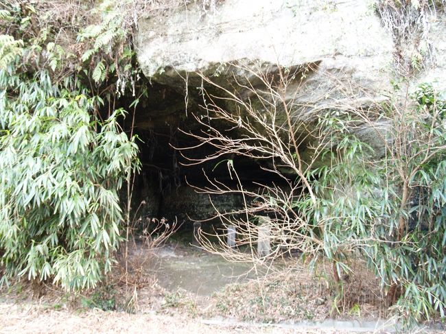 　鎌倉市扇ヶ谷4にある伝阿仏尼墓の奥の御前谷にはやぐらがあり、中の墓石の1つが阿仏尼の墓だと伝えられていると英勝寺の住職（尼さん）から聞いた。<br />　伝阿仏尼墓の並びにほとんど埋もれたかなり幅のあるやぐらがあり、それを過ぎると御前谷に入る道がある。道の崖沿いには3つ程度のやぐらがみられる。この御前谷も廃寺跡で智岸寺（尼寺）か、智岸寺か英勝寺の塔頭でもあったのであろう。<br />　最初の大きなやぐらは間口約4.5m奥行き3m?3.5m、奥壁幅約3m、高さ約2.5mといった台形をしており、奥壁には「‥幽‥氏墓」（卜幽軒氏墓？）と彫られている。中には人見氏の墓などが建ち、右奥の角には五輪塔が2基並んでいる。<br />　しかし、やぐらは鎌倉時代から室町時代の初めに造られ、近世になって再利用されたのである。<br />　人見氏とは水戸藩士であり、儒学者として「大日本史」の編纂に携わった。これらの墓石は人見卜幽（ひとみぼくゆう）（慶長4年（1599年）～寛文10年（1670年））とその養子となった人見懋斎（ひとみぼうさい）（寛永15年（1638年）～元禄9年（1696年））のそれである。水戸黄門で知られる水戸光圀が19歳の時には、上京した侍読・人見卜幽を通じて冷泉為景と知り合い、以後頻繁に交流があった。阿仏尼は冷泉家の祖・為相の生みの親であり、「十六夜日記」の作者として知られる。寛政2年（1790年）に人見家の墓を建てた人見養斎とはこの子孫であろう。水戸徳川家を檀那とする栄勝寺には江戸時代に檀家などはなく、水戸藩士の墓石が2代に亘って建てられているのは阿仏尼の墓を守ってのことであろうか？<br />（表紙写真は阿仏尼墓と寺伝されるやぐら）