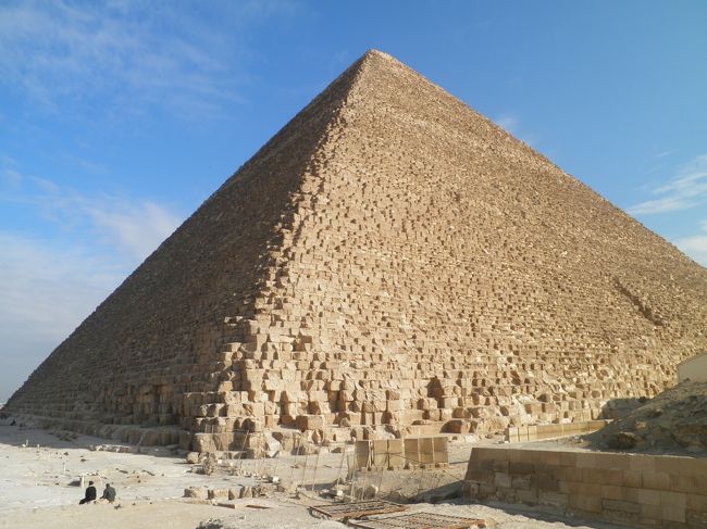 アフリカ上陸2カ国目はエジプトです。これまで古代遺跡にはそれほど感動しませんでしたが、3,4千年前の巨大な神殿には何ヶ所訪れても超感動しました。