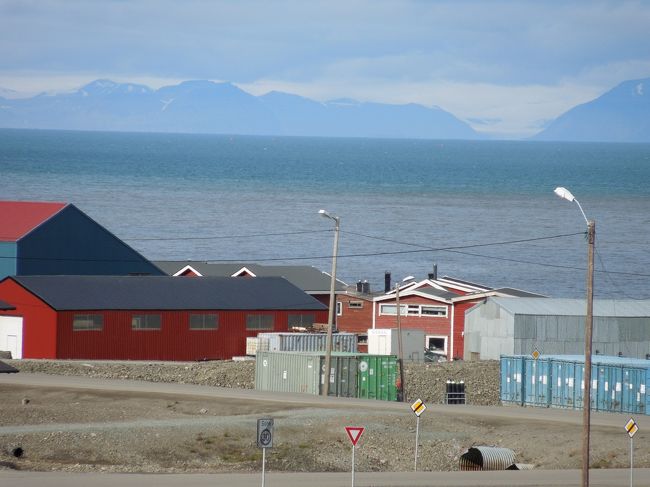 2012年2月、私はとある番組にてその地の存在を知りました。<br /><br />「世界で一番北にある町・ロングイヤービエン(ロングイェールビーン）」<br />それは、私にとってとても衝撃的なものでした。<br /><br />世界で一番北にある町は、おそらくグリーンランド辺りにでもあって、一日本人である私には絶対に行けっこないと、勝手に思い込んでいたからです。<br /><br />なのに、こんなにも世界各国からの人々が集う地だったなんて！？<br /><br /><br />番組を見終わって、即、ネットで調べてみました。<br />飛行機だって飛んでいます。<br />ホテルだってちゃんとあります。<br /><br />しかも、実は結構な観光地らしい。<br /><br />「行きたい！！！！！！！」<br /><br />しかし、そこに行くための日本語での情報というものはあまりにもわずかしかかありませんでした。<br /><br />某歩き方にすら、載っていない世界で一番北にある町。<br />＊祝、今年発売の物には、何と１ページだけ記事が載っていました！＊<br /><br />ところが、なんとこの4travelにて、このロングイェールビーンに行ってきたばかりだという先輩トラベラーさんの旅行記を見つけたのす。<br /><br />果たして、英語はサッパリの私でも、北緯約80度の世界最北の町にたどりつくことができるのでしょうか？<br /><br /><br />＜旅行日程＞<br />8/4（土）NRT-ICN KE2 17:00-19:25 <br />韓国・仁川BestWestern Premier Incheon Airport Hotel泊<br /><br />8/5（日）INC-HEL AY42 10:20-14:00<br />HEL-OSL AY659 15:55-16:25<br />ノルウェー・オスロ　Thon Hotel Opera泊<br /><br />8/6（月）オスロ市内観光<br />　　　　OSL-LYR SK4496 20:40-23:30<br />ロングイェールビーン　Radisson Blu Polar Hotel, Spitsbergen泊<br /><br />8/7（火）ロングイェールビーン散策<br />ロングイェールビーン　Radisson Blu Polar Hotel, Spitsbergen泊<br /><br />8/8（水）ロングイェールビーン散策<br />LYR-TOS SK4425 14:25-16:20　<br />トロムソ　Rica Ishavs Hotel泊　　　　<br /><br />8/9（木）トロムソ市街散策<br />TOS-OSL SK4431 18:40-20:30<br />オスロ　 Radisson Blu Airport Hotel, Oslo Gardermoen泊<br /><br />8/10（金）OSL-HEL AY656 13:15-15:40<br />HEL 17:30 AY41<br /><br />8/11（土）-INC 8:20<br />INC-NRT KE5703 13:35-15:55<br />