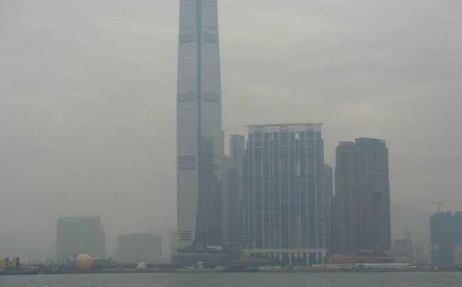 　★　2012.2　寒い日本から、相変わらずの香港へ、・・・<br />　　やっぱり香港の1月も・・寒い！！<br /><br />　２〜３年前から、尖沙咀の西に高いビルを建設中でしたが、2011年、ようやく完成、高さ490m「環球貿易廣場(International　Commercial　Center)」の100階に、360°の展望台、『SKY100（天際100）』がオープンです。<br />　世界で4番目に高いビルで、香港島の定番「太平山頂(Victoria　Peak)」より、高いのだそうですが、２月のこの時期、毎日雨で、ビルの先端が雲間に隠れて、眺望不良？？<br /><br />　展望台への入口を見つけるのも、難しく、帰りのタクシー乗り場の場所へも、２〜３人に聞かないと、たどり着きません。<br /><br />　ですが、夜景の撮影には、最適で、・・・真冬の山頂で寒さの撮影よりも環境条件抜群、香港に行かれる方、是非とも、立ち寄り、お薦めです。<br />　<br /><br /><br /><br />【　YANAI’s HOME 2012.2　HONGKONG（SKY100） 】<br />　　　　↓<br />http://yanai.la.coocan.jp/index120219hongkong-sky1..<br /><br />