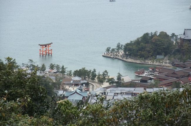 海に浮かぶ厳島神社が見たい！！<br /><br />突然に思い立ってインターネット検索☆<br />宮島観光の潮汐表⇒http://www.miyajima.or.jp/sio/sio02.html<br /><br /><br />なーんと<br />正午に満潮じゃないか\(゜ロ\)<br /><br />どうせ行くなら<br />『うえの』のあなごめしもたべなきゃねっ（＾ｕ＾）<br /><br /><br /><br />