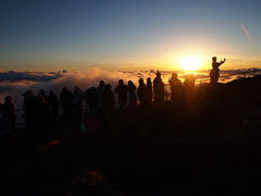 マウイの山頂で日の出を拝む 