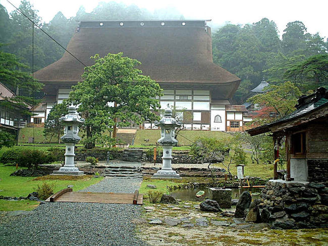 岩手県奥州市水沢区黒石町字正法寺と黒石寺を紹介します。<br />正法寺<br />南北朝時代の貞和４年（１３４８年）創建の曹洞宗のお寺。福井の永平寺、鶴見の総持寺に次ぐ格式の古刹。<br />日本一の大きさの萱葺き屋根を持つ本堂で知られる。<br />黒石寺<br />正法寺から帰る途中にある、天平元年（７２９年）創建の天台宗の古刹。裸祭りの蘇民祭で有名なお寺だそうです。<br />本尊の木造薬師如来坐像、木造僧形坐像、木造四天王立像は重要文化財。貞観４年（８６２年）、薬師如来像造立。永承２年（１０４７年）、伝慈覚大師像造立。それぞれ胎内に墨書があり、貞観銘は日本最古のものだそうです。同時代の四天王像、平泉時代に寄進された日光・月光両菩薩像、鎌倉初期の十二神将像はいづれも奈良や京の影響が見られる仏像だそうです。宝物殿に安置されていますが、事務所で拝観をお願いすれば、拝めます。お寺の方が見世物ではない、秘仏ですが、鍵を開けてお見せしますと、客引きまがいに勿体をつけて勧誘されたのでやめました。<br /><br />ところが「2008年（平成20年）の蘇民祭に先駆けて、奥州市が作成したポスターについてJR東日本が上半身裸で胸毛の濃い男性が大きく写っているデザインを「女性客が不快感を覚え、セクシャルハラスメントに該当するおそれがある」として問題視し、駅構内での掲示を拒否した。この経緯がニュースで取り上げられたため、結果的に蘇民祭の知名度が全国的に上昇することとなった。後日、一連のテレビ報道による広告効果は約31億円近くになるという分析結果が放送調査会社・ニホンモニターより発表された。ポスターのモデルとなった男性は地元在住の会社員で、2007年（平成19年）の取主であるがマスコミの取材には困惑しつつも積極的に応じ「裸で騒ぐ祭りではないしイベントではない。そういうことを分かってくれる参加者や客が増えるのなら、地元の人でなくても大歓迎です」とコメント。この男性は2008年（平成20年）の祭りに際しては前年から就任している世話役に徹し、テレビカメラの前で裸を見せることは無かった。」<br />と話題になり超有名に。重文の仏像を見せてもらえば良かった。