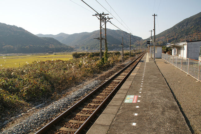 ちょっと変わった事を思いつき、実行してきました。<br />それは、県境を歩くという事です。<br />県の端っこって、どんな街？ちょっとマニアな感じもしますが、県を跨いだ達成感もあるかな…と、歩いてみました。<br />場所は、兵庫県赤穂市→岡山県備前市。<br />山陽本線だと、駅間の距離がありすぎるので、今回は少しお気軽に、お手軽に赤穂線を利用して、跨いできました。