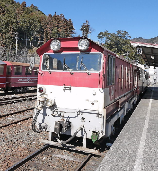 大井川鉄道本線ＳＬ急行「かわね路1号」で1306千頭．おなかが減ったので駅前の「丹味」という蕎麦屋で食べたがとてもおいしかった．おすすめの店だ．ただし途中でそばがなくなり，暖簾を下ろしてしまった．さて今回，1101金谷発の普通列車で1106新金谷着，新金谷1145発SL急行かわね路1号で千頭1306　井川線　千頭発1346で井川1537　井川発1557最終で千頭1745　千頭1801の大井川鉄道で金谷1912　という一日中列車に乗っているコース．1346発の井川線の千頭ー奥泉間を紹介する．トロッコ列車のようだが，しっかりＪＲと同じ1067mmある．キーキーとカーブで音を立てながら山を走る．すごく楽しい．車掌さんの案内も面白い．しかし奥泉からの連絡バスがないので，長島ダムまで行き，対抗列車で帰ってきても同じバスになるとのこと，フリー切符以外の人は往復分の運賃を払うことになるが，ちゃっかり商売している．