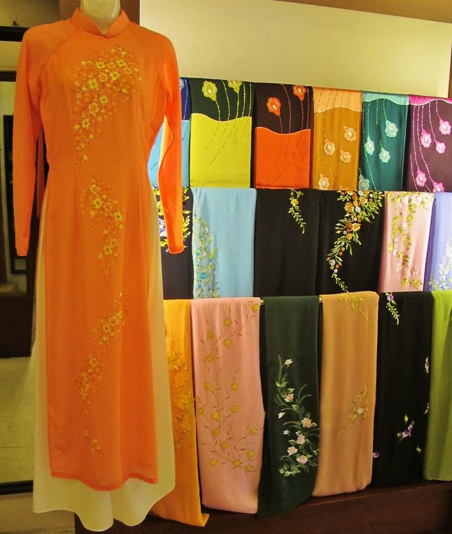 アオザイ（越：&amp;Aacute;o d&amp;agrave;i）とは、正装として着用するベトナムの民族衣装。なお南部では「アオヤイ」と発音する。アオザイとはベトナム語で「長い上衣」の意味。女性用アオザイの美しさは世界的に認知されており、土産物としても人気が高いが、オーダーメイドが基本のため購入には手間がかかる。<br /><br />18世紀に清朝から移入されたチャイナドレス（旗袍）を起源とする。 旗袍は冷涼な気候の満州起源の装束であり、本来は厚地の絹を使うが、ベトナム土着の薄絹（庶民は麻など）のゆったりした長衣の影響を受けて、風土に合った薄い布地で仕立てるようになった。現在の女性用アオザイの細身でスリットの深いデザインはフランス領インドシナ時代に改良されたものである。<br />（フリー百科事典:ウィキペディア (Wikipedia)」より引用）<br /><br />エイ革（英語名はスティングレースキン）とは、魚のエイの皮で(背中に骨が一本しかない魚です。)、表面が硬いビーズのような粒々に覆われています。その粒々がビーズのようにキラキラしているので海の宝石とも言われています。<br />表面を削ってそのキラキラ感をだして使用する場合もあります。エイ革の表面はとても硬く加工が難しく、細かい作業ができません。その反面、非常に丈夫で、牛革の数倍の耐久性がります。防水、耐熱ですので水で拭くことも問題にならないのです。そして、牛革のように人の脂や水分でシミになったりすることもありませんので、いつまでも綺麗な状態を維持できる事が特徴です。<br />（　http://www.jita-collection.com/stingray.html　より引用）<br /><br />【Crystalheart】優雅なアンコールワットと美しきベトナム９日間<br />7日目　　1月27日（金）<br /> 9:00　ホテル発　<br />午前：陸路にてメコンデルタのミトーへ。（約75ｋｍ、約2時間）<br />着後、≪▲ミトーメコン川クルーズ≫　（約30分）<br />途中、タイソン島に上陸し、○果樹園にてフルーツの試食、<br />小舟に乗り換えて▲ミニ・ジャングルクルーズ（約20分）。<br />昼食は、エレファントフィッシュなどのミトー郷土料理。　<br />観光後、陸路にてホーチミンへ。<br />着後、≪ホーチミン市内観光≫<br />○ベンタイン市場（約40分）、○ドンコイ通り散策（約1時間）<br />☆民芸品店にてショッピング（約30分）　<br />18:00　ホテル着　　夕：ホテル<br />【宿泊地：ホーチミン泊】　　ルネッサンス リバーサイド ホテル <br />