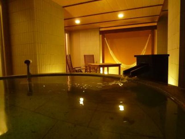 2月25日〜2月26日の1泊2日、<br />早春の東伊豆へ行きました。<br />往復スパービュー踊り子号グリーン車個室。<br />ホテルは稲取の「浜の湯」で優雅に温泉を楽しんで♪<br />伊豆のグルメを楽しんできました♪<br /><br />☆Ｖｏｌ１０：第１日目（２月２５日：夜）稲取♪<br />稲取温泉「浜の湯」露天風呂付きのスイートルーム。<br />日が暮れると、<br />テラス・露天風呂は幻想的な雰囲気に。<br />優しい明かりに照らされた露天風呂に浸かり、<br />ゆったりと温泉を楽しむ。<br />その後、楽しみの夕食♪