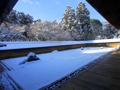 京都を歩く(106) 凛とした空気に包まれて　雪化粧の龍安寺　