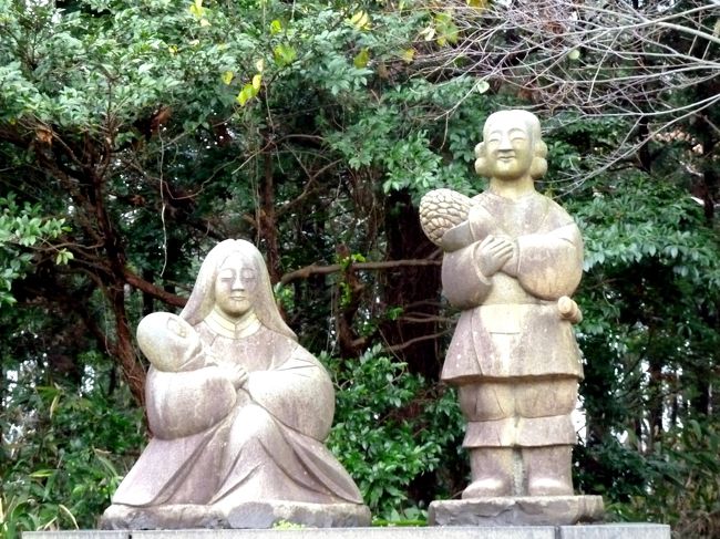 居多神社の源は目本海に面した居多浜村岩戸浦山の山腹にあったが、山崩れの為ここに移され、近くに越後国国府があったことから越後国一宮とされたという名刹。<br /><br />越後国国府に流罪となった親鸞が途上居多浜村に上陸、居多神社に赦免を願って参拝する。<br />すると境内の葦が一夜で一斉に同じ方向を向いたとされ、「片葉の芦」と云われる越後七不思議の一つ。<br />その葦が今も境内のあちこちに群生している。<br /><br />そんな訳でここにも旅姿の親鸞像が目に付く所に建っているが、親鸞像に隠れるように赤子を抱いた夫婦像がある。<br /><br />居多神社の祭神、大国主命、奴奈川姫と赤子の建御名方命の像。<br /><br />＊余談<br />若き頃の大国主命の名は大己貴命。<br />倭国の王スサノオの娘スセリ姫と結婚し、スサノオが大己貴命に付けた名が大国主命。<br /><br />一方奴奈川姫は糸魚川市を中心とする地域一帯で信仰されてきた女神。<br /><br />その美貌を大国主命が知るところとなり、大国主命は出雲から奴奈川姫に会いに来て、即座に心を奪われ、結婚を申し込む。<br /><br />奴奈川姫は即答は避けたものの翌日には申し込みを受け入れる。<br /><br />二人の間に生まれたのが建御名方命で、スサノオの死を契機に大国主命は出雲に戻るが、建御名方命だけはこの地に残される。<br /><br />時代が移って、この地に流された親鸞も、地元越後頸城の豪族三善為教の娘恵信尼公を娶る。<br /><br />親鸞は最初に訪れた居多神社で自分の将来を定められていたのかも知れない。<br /><br />ギリシャ神話の全能の神ゼウスにも相通ずる伝説の数々。<br /><br />芭蕉は高田の医師細川春庵からこれらの伝説を聞かされ、五智国分寺共々居多神社に参拝する気になった？？？<br /><br />芭蕉のここでの記述はなさそうだ。<br /><br />本社殿は平成20年（2008年）6月落慶とまだ真新しい。