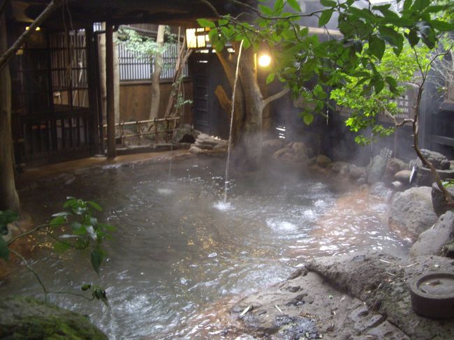 福岡行きのマイル特典航空券の期限が近づきつつあり、九州へと出掛けることにしました。最近は国内の名湯秘湯めぐりが趣味になりつつありますが、このたび念願かなって黒川温泉に宿泊してきました。黒川温泉は7〜8年前、日帰り立ち寄り湯で訪れたことがありましたが、やはり温泉旅館に泊まらないとその本当の良さはわからないものですね。質の良い温泉にゆっくりつかって、地元の美味しい食材を味わい、贅沢な時間を過ごすことができました。